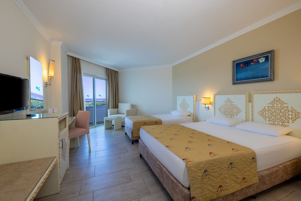 Crystal Admiral Aqua Collection — Hotel rooms in Manavgat