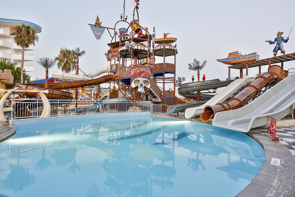 Crystal Admiral Aqua Collection — Swimming pool in Manavgat