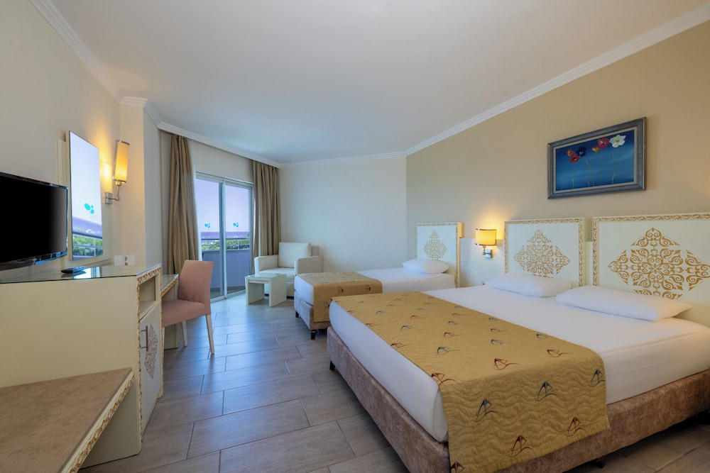 Crystal Admiral Aqua Collection — Hotel rooms in Manavgat
