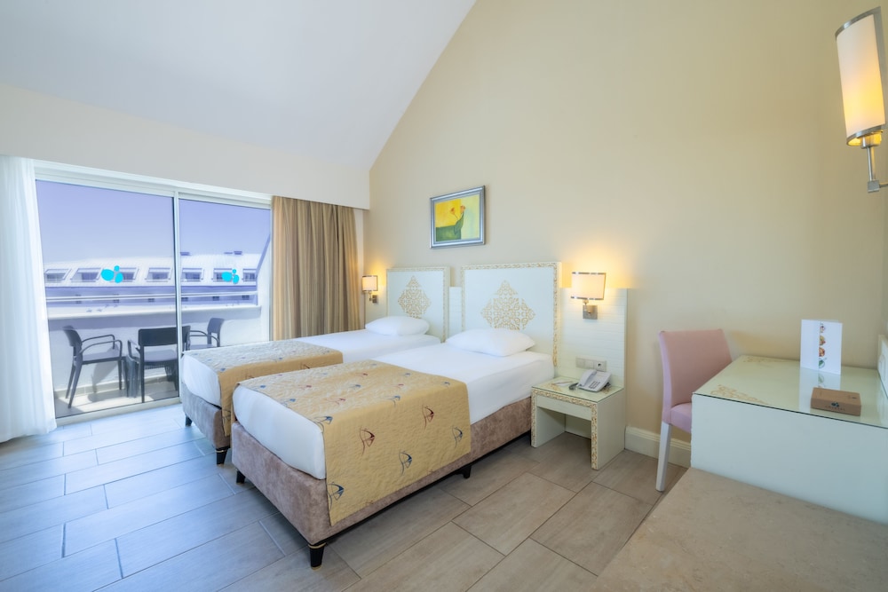 Crystal Admiral Aqua Collection — Hotel rooms in Manavgat
