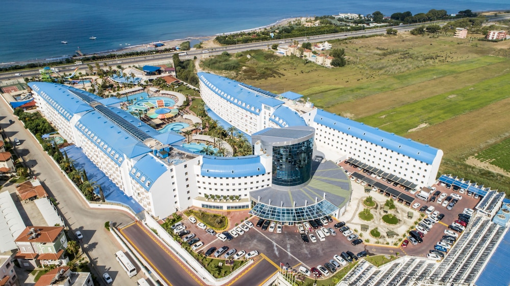Crystal Admiral Aqua Collection — Hotel building in Manavgat
