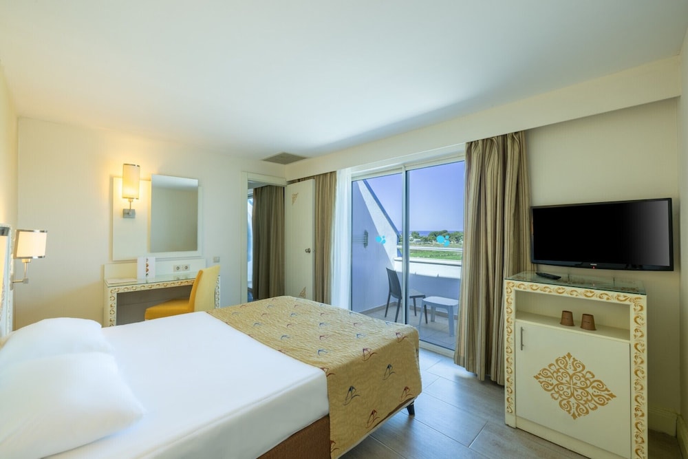 Crystal Admiral Aqua Collection — Hotel rooms in Manavgat