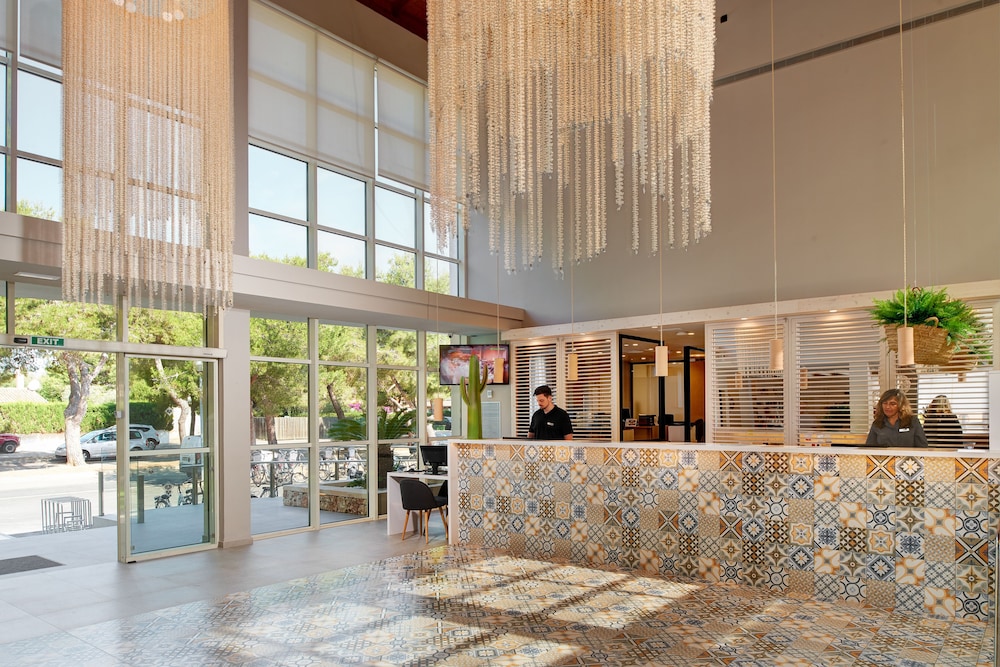 Protur Floriana Resort Aparthotel - All inclusive — Hotel building in Cala Bona, Balearic Islands
