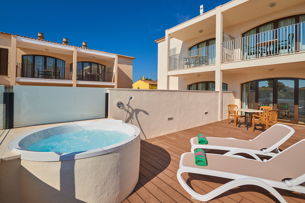 Protur Floriana Resort Aparthotel - All inclusive — Hotel building in Cala Bona, Balearic Islands