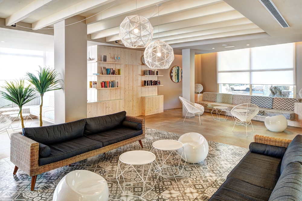 Protur Floriana Resort Aparthotel - All inclusive — Hotel building in Cala Bona, Balearic Islands