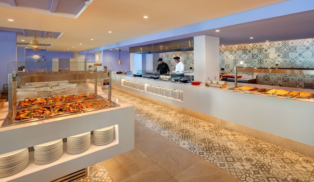 Protur Floriana Resort Aparthotel - All inclusive — Restaurant & bars in Cala Bona, Balearic Islands