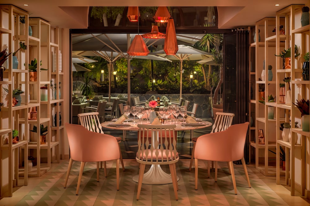 Seaside Sandy Beach — Restaurant & bars in Playa del Ingles, Canary Islands