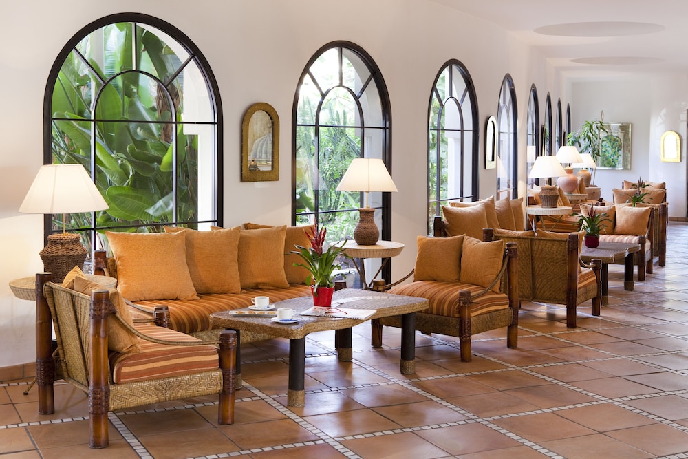 Seaside Sandy Beach — Hotel building in Playa del Ingles, Canary Islands