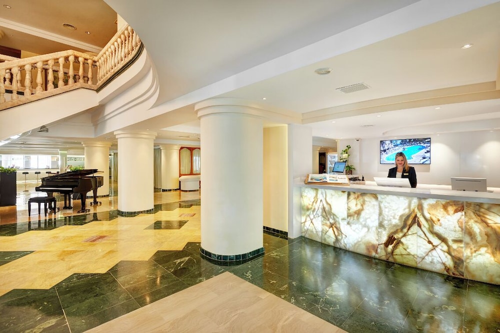 CM Castell de Mar Hotel — Hotel building in Cala Millor, Balearic Islands