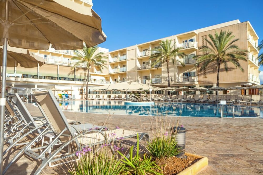 CM Castell de Mar Hotel — Swimming pool in Cala Millor, Balearic Islands