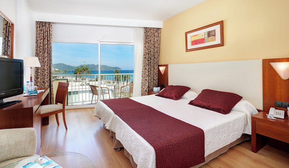 CM Castell de Mar Hotel — Hotel rooms in Cala Millor, Balearic Islands