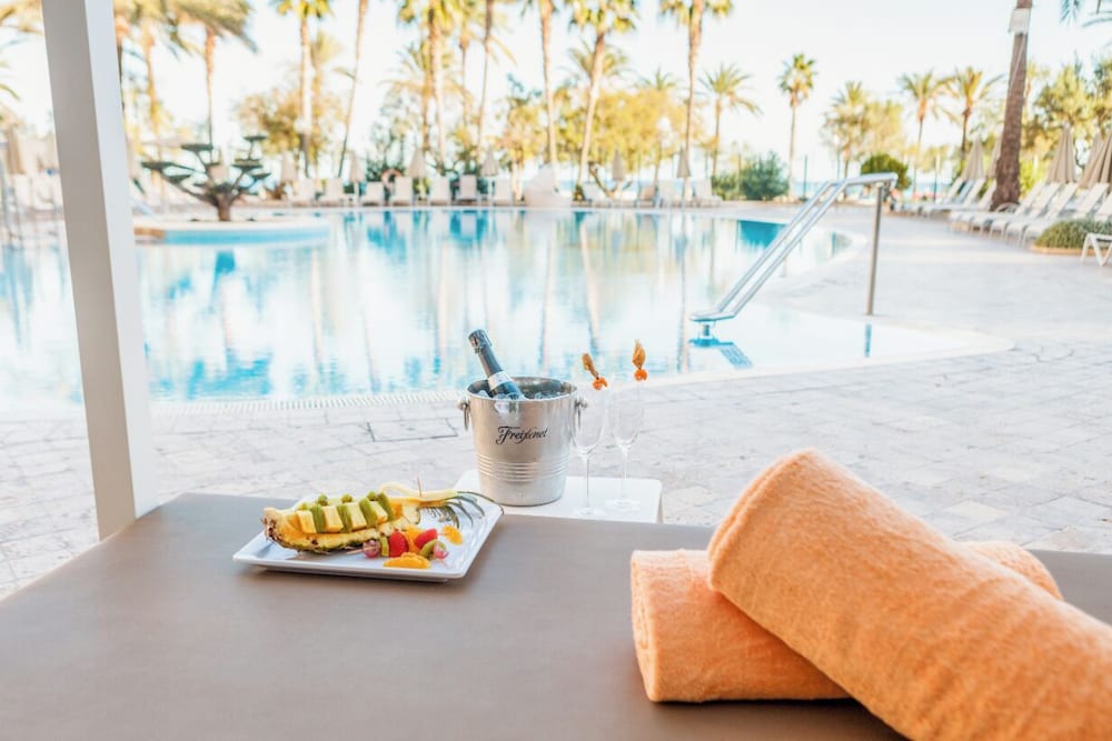 CM Castell de Mar Hotel — Swimming pool in Cala Millor, Balearic Islands