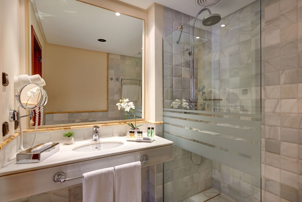 CM Castell de Mar Hotel — Hotel rooms in Cala Millor, Balearic Islands