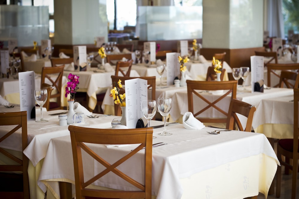 CM Castell de Mar Hotel — Restaurant & bars in Cala Millor, Balearic Islands