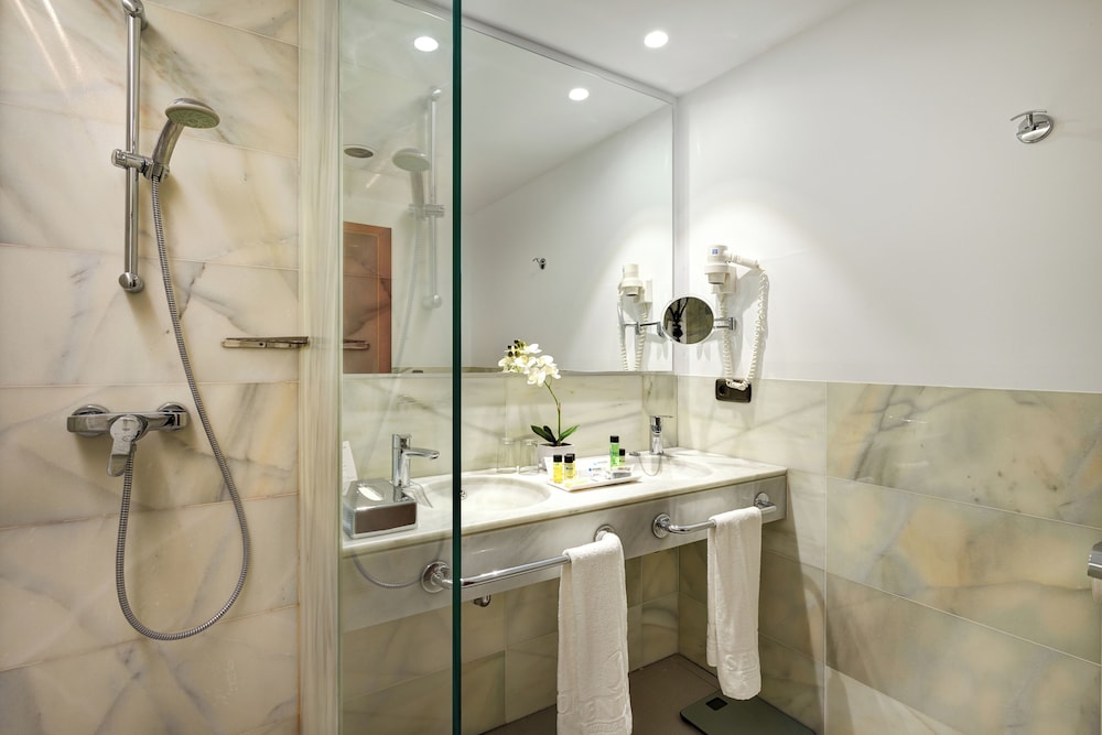 CM Castell de Mar Hotel — Hotel rooms in Cala Millor, Balearic Islands