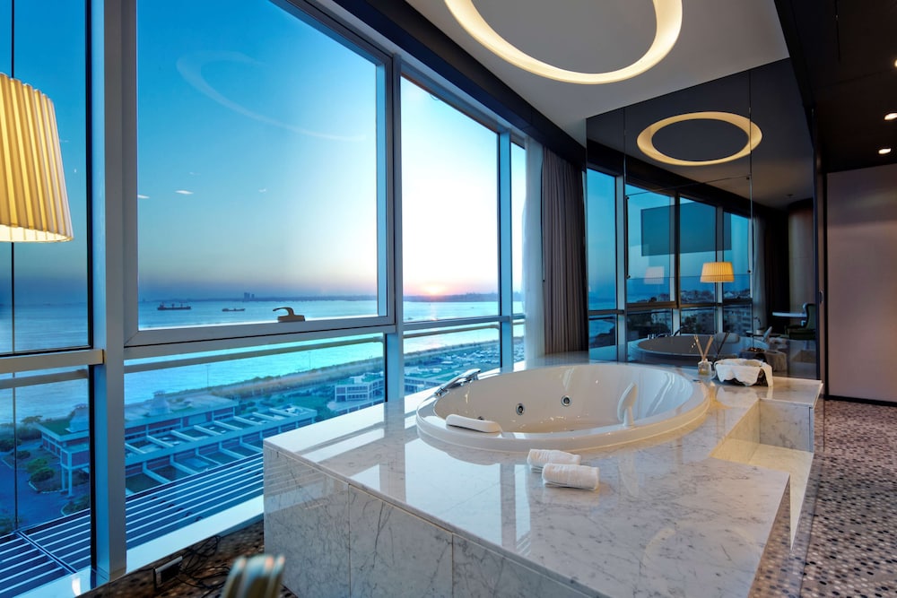 Doubletree by Hilton Istanbul Moda — Hotel rooms in Istanbul, Istanbul