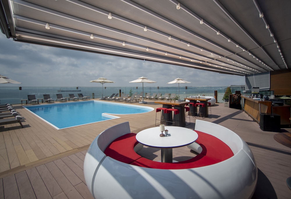 Doubletree by Hilton Istanbul Moda — Swimming pool in Istanbul, Istanbul