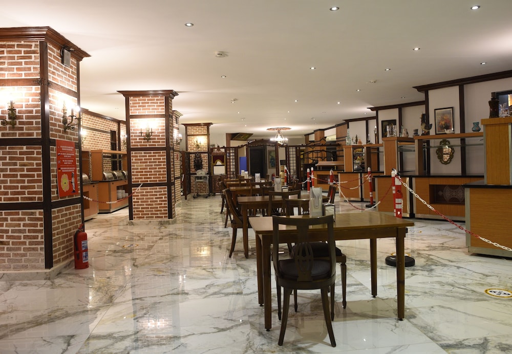 Fatih Hotel Kleopatra — Restaurant & bars in Alanya