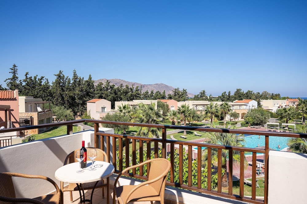 Pilot Beach Resort — Hotel building in Georgioupolis