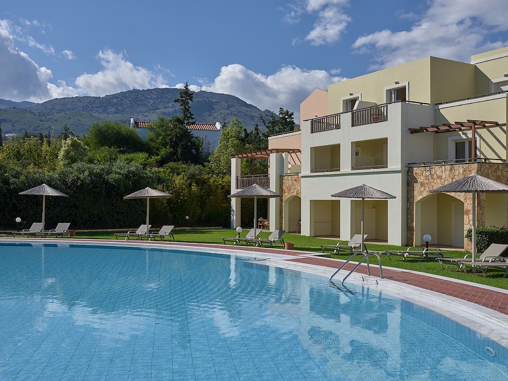 Pilot Beach Resort — Swimming pool in Georgioupolis