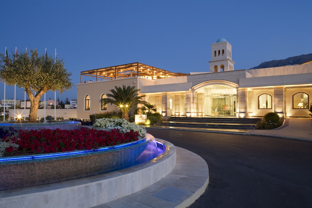 Pilot Beach Resort — Hotel building in Georgioupolis