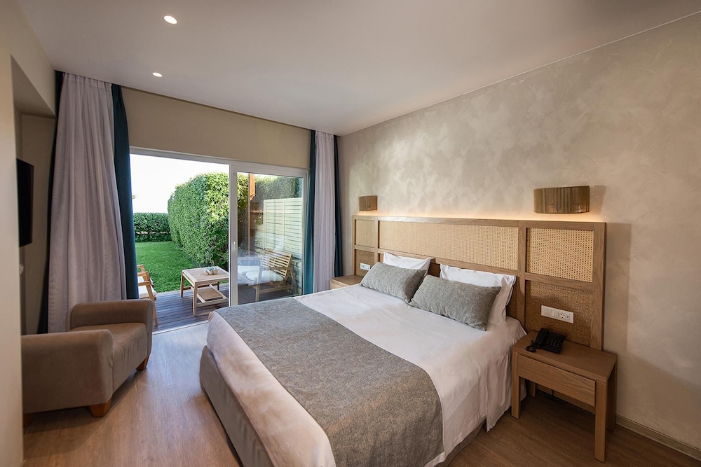 Pilot Beach Resort — Hotel rooms in Georgioupolis