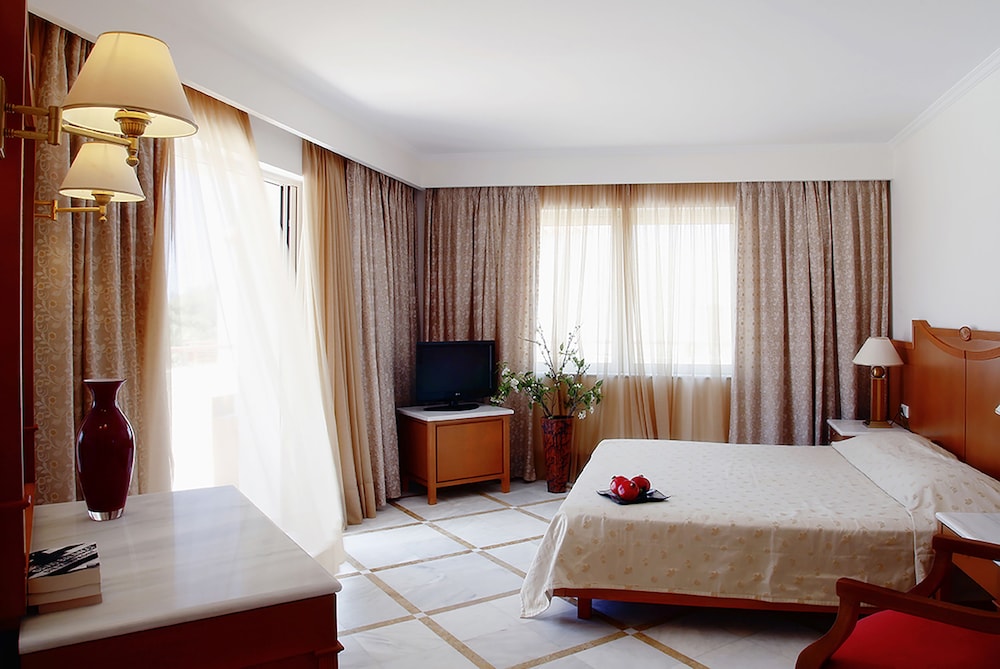 Pilot Beach Resort — Hotel rooms in Georgioupolis