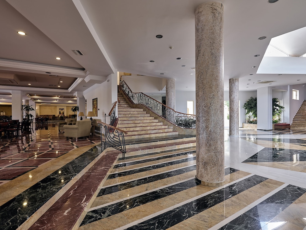 Pilot Beach Resort — Hotel building in Georgioupolis
