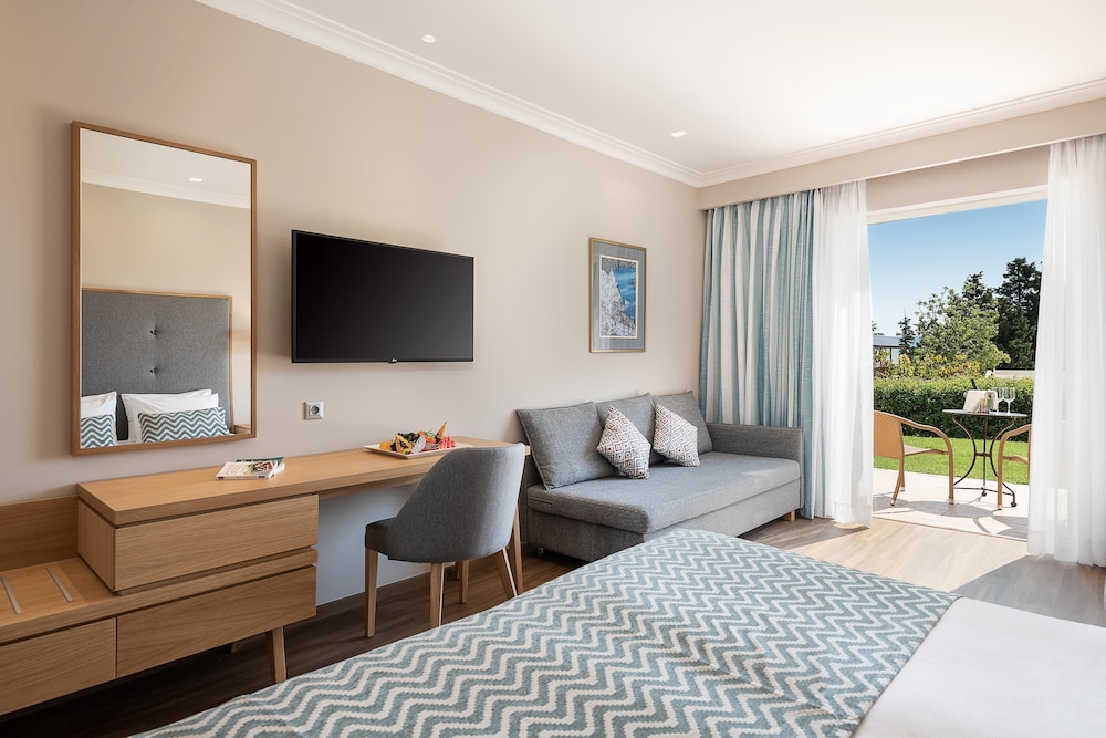 Pilot Beach Resort — Hotel rooms in Georgioupolis