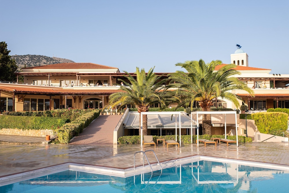 Pilot Beach Resort — Hotel building in Georgioupolis