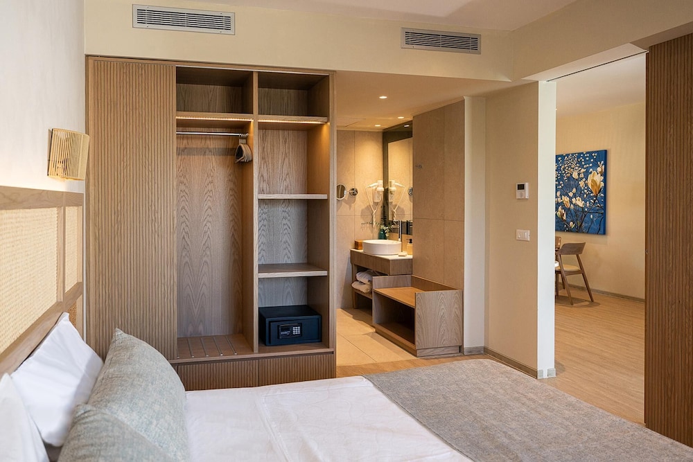 Pilot Beach Resort — Hotel rooms in Georgioupolis