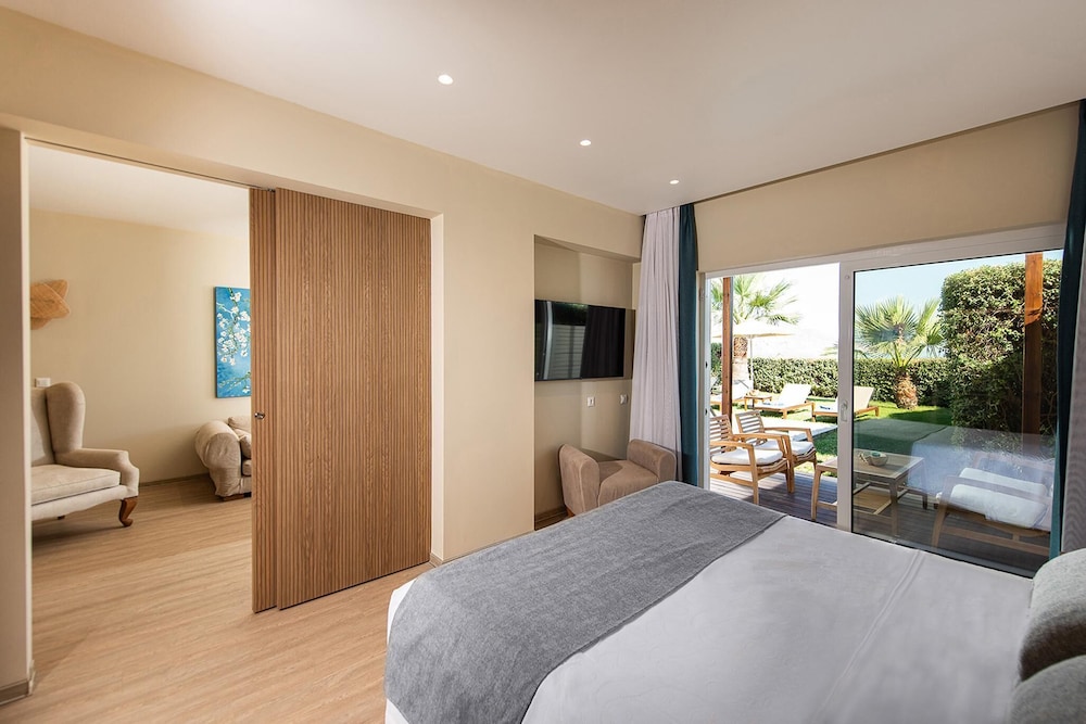Pilot Beach Resort — Hotel rooms in Georgioupolis