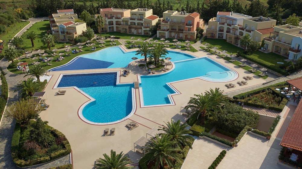 Pilot Beach Resort — Swimming pool in Georgioupolis