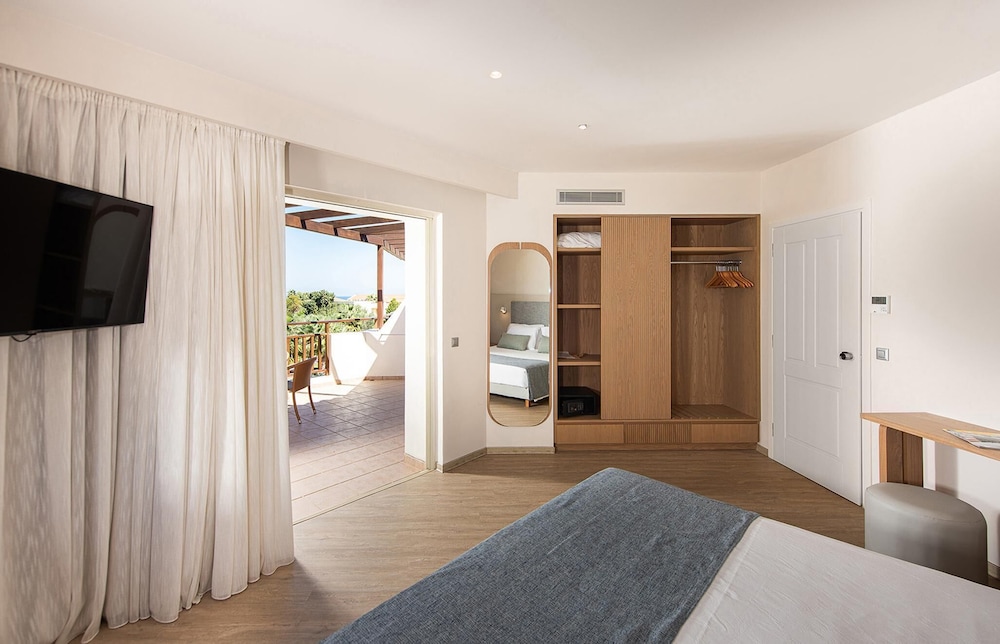 Pilot Beach Resort — Hotel rooms in Georgioupolis