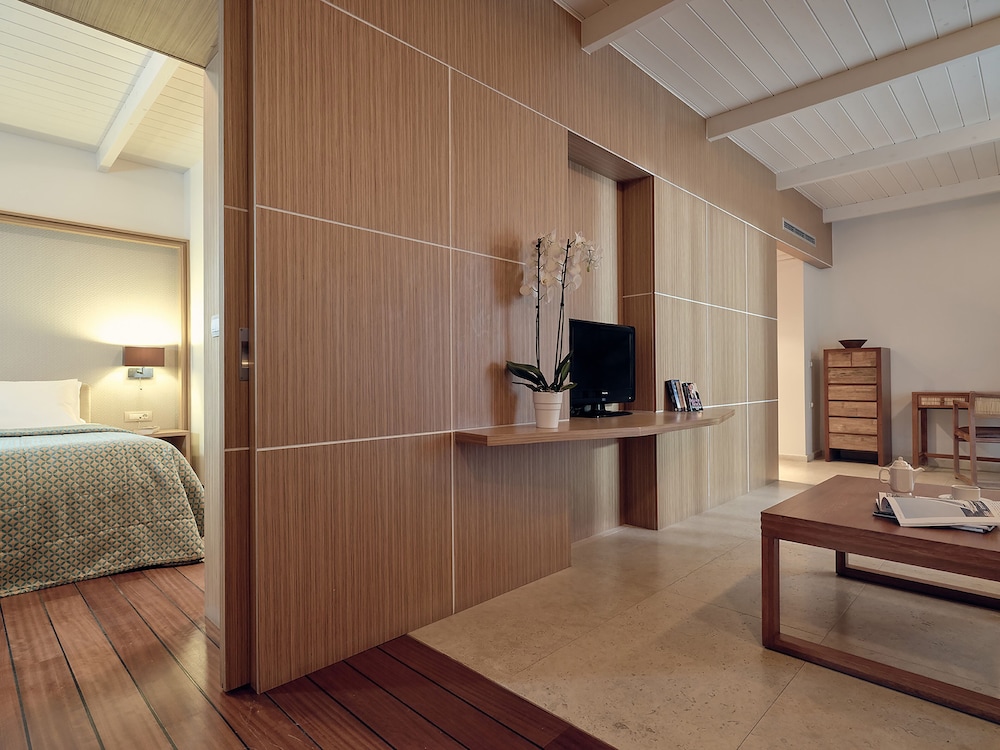Pilot Beach Resort — Hotel rooms in Georgioupolis