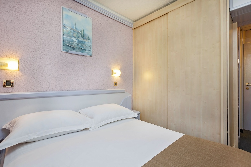 Hotel Plavi Plava Laguna — Hotel rooms in Poreč, Istria