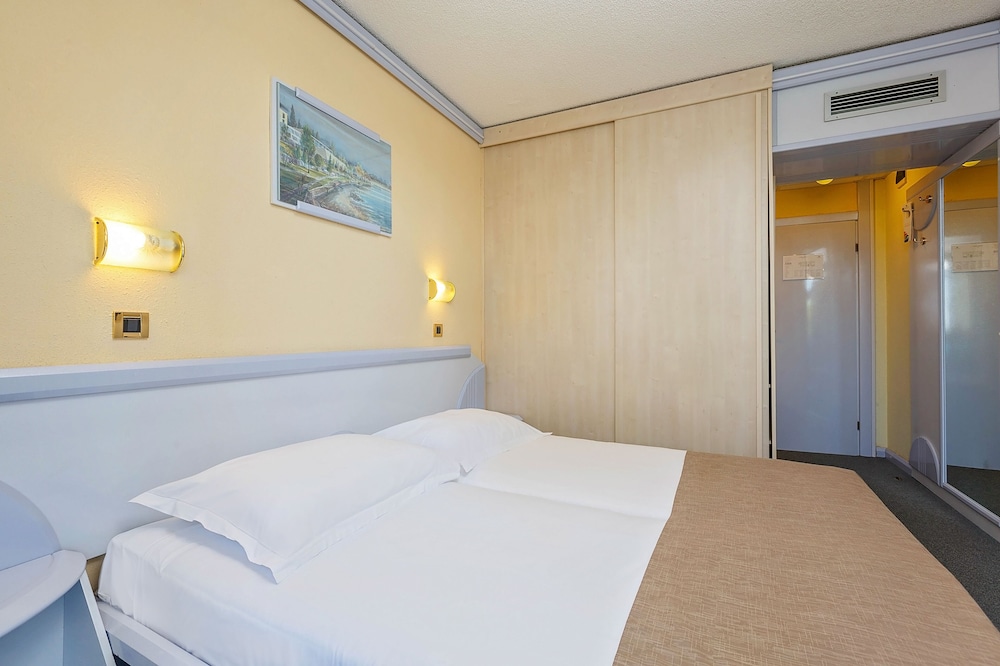 Hotel Plavi Plava Laguna — Hotel rooms in Poreč, Istria