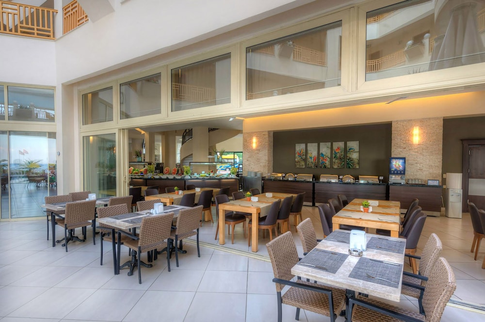 Hotel Golden Lotus - All Inclusive — Restaurant & bars in Kemer