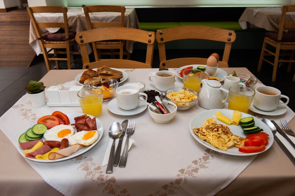 Atlantis City Hotel — Restaurant & bars in Rhodes Town, South Aegean