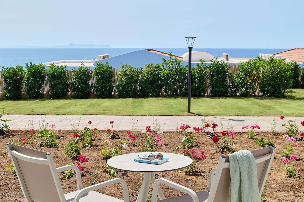 Iberostar Waves Creta Panorama & Mare — Hotel building in Panormo