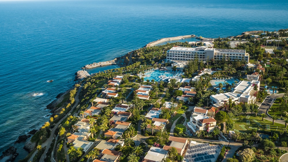 Iberostar Waves Creta Panorama & Mare — Hotel building in Panormo