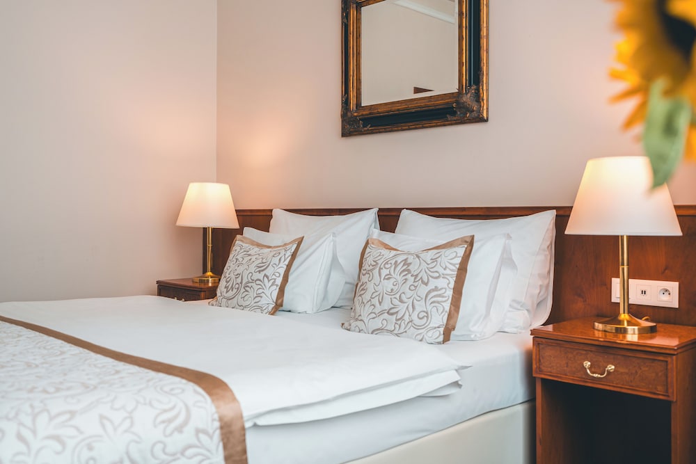 Hotel Belvedere — Hotel rooms in Prague, Prague