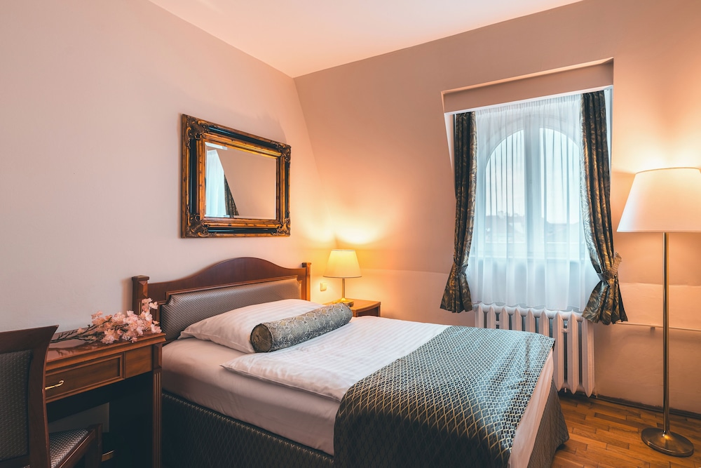 Hotel Belvedere — Hotel rooms in Prague, Prague
