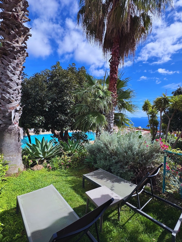 Quinta Splendida Wellness & Botanical Garden — Swimming pool in Santa Cruz, Madeira