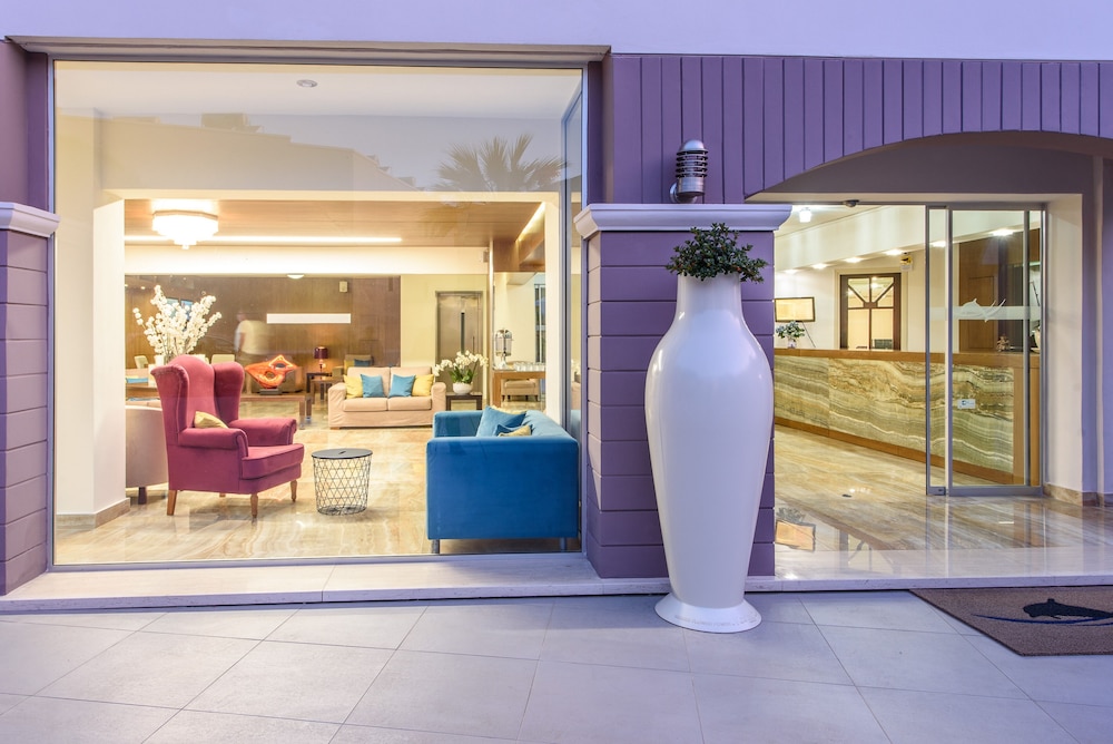 Eurohotel Katrin Hotel & Bungalows — Hotel building in Stalida