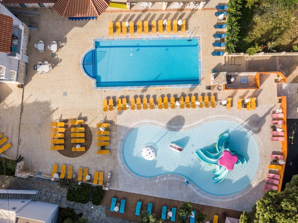 Eurohotel Katrin Hotel & Bungalows — Swimming pool in Stalida