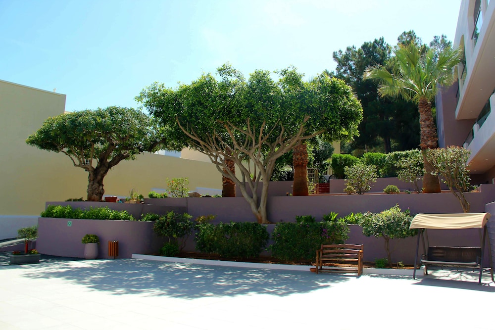 Eurohotel Katrin Hotel & Bungalows — Hotel building in Stalida