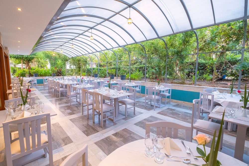 May Beach Hotel — Restaurant & bars in Rethymnon