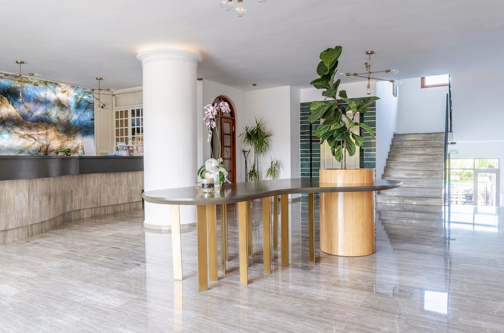 May Beach Hotel — Hotel building in Rethymnon