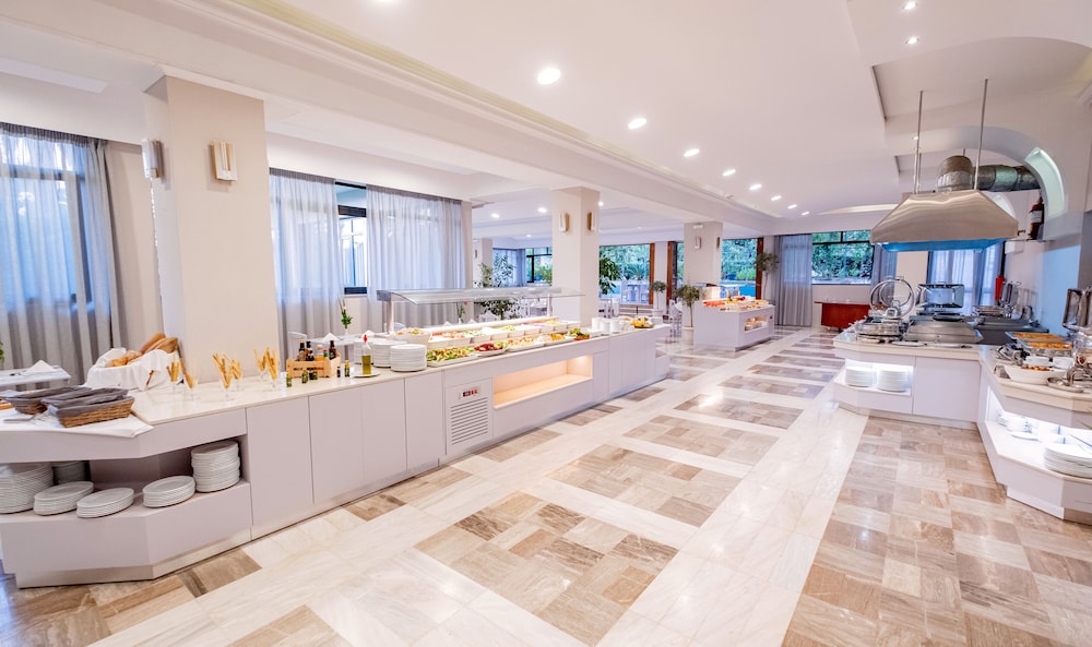 May Beach Hotel — Restaurant & bars in Rethymnon